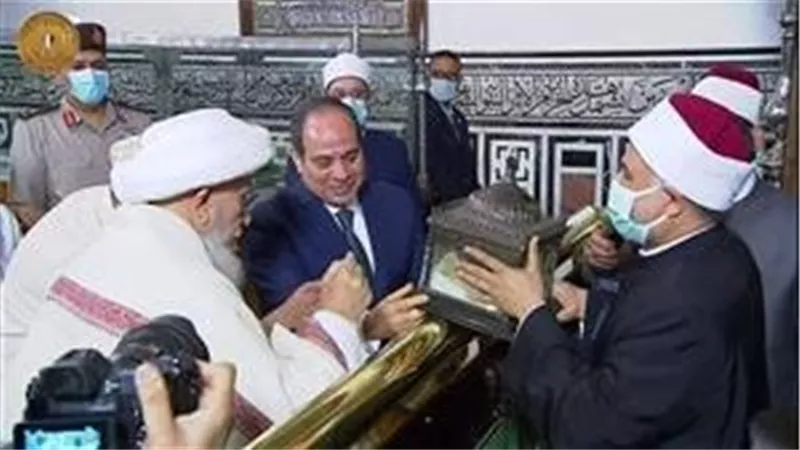 افتتحها السيسي.. ما محتويات حجرة مقتنيات الرسول في مسجد الحسين وكيف وصلت إلى مصر؟ | شاهد