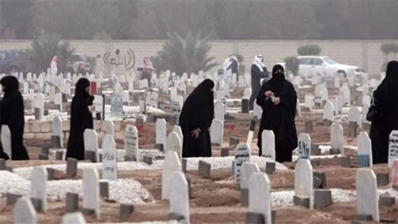 الإفتاء تحسم الجدل.. فتاة تسأل: ما حكم زيارة قبر والدي أول يوم العيد؟