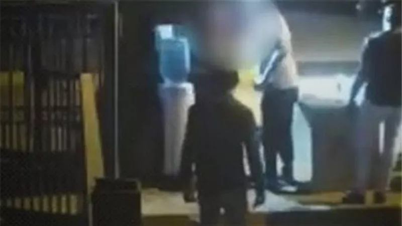 إنت مش عارف أنا مين..تفاصيل القبض على المتهم بالتعدي على فرد الأمن بكمبوند المعادي 