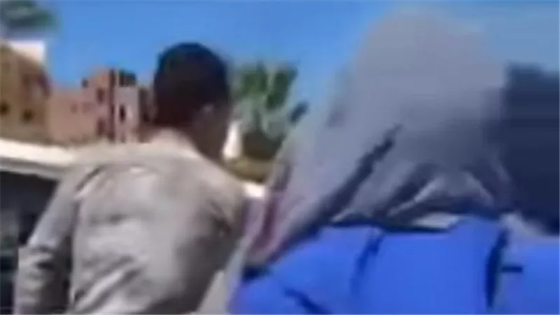 اتخانق معاهم وساب الميكروباص ونزل.. لن تصدق ما فعلته فتيات دمياط مع سائق | فيديو