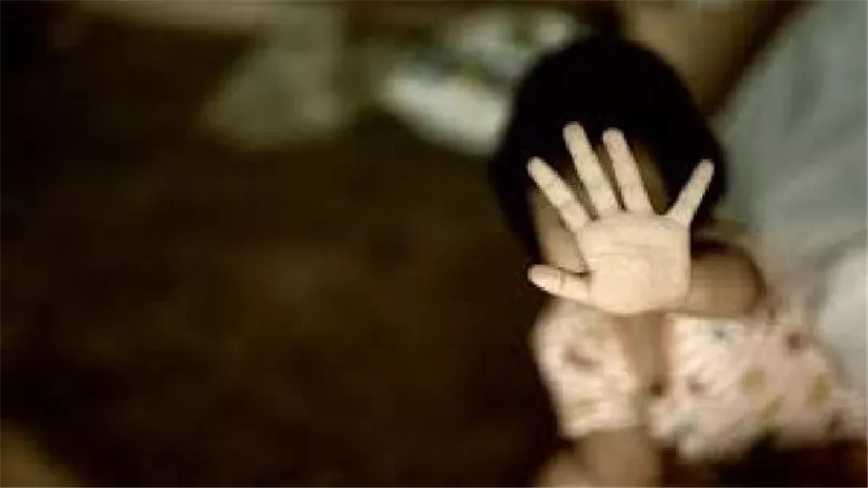 استدرجها وحاول هتك عرضها..تفاصيل مثيرة في حبس شاب بتهمة التعدي جنسيا على طفلة فى الغربية