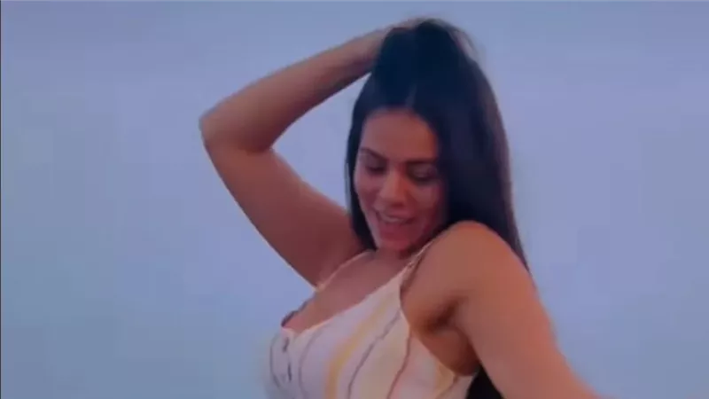 ستو أنا.. وصلة رقص مثيرة لـ لورديانا على البحر احتفالًا بعيد الفطر | فيديو