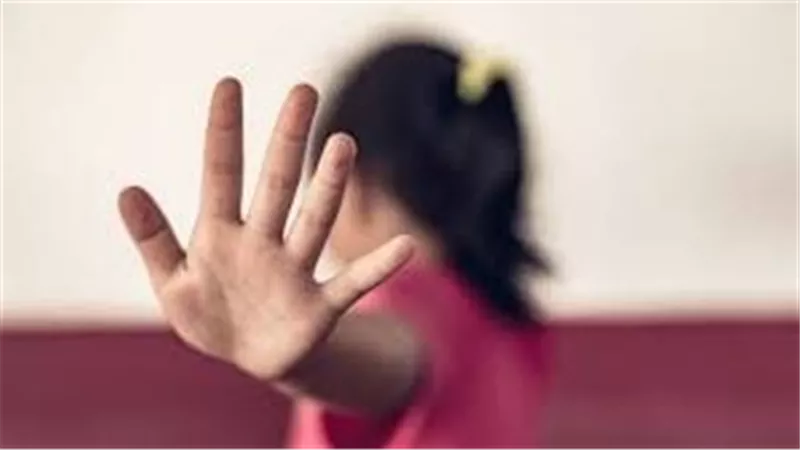 تهديد ووعيد..محامي المتهم بالتحرش بطالبة حدائق الأهرام يفجر مفاجأة