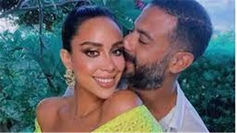 ستان وشابوه شبكة.. بسنت شوقي تفاجئ المعازيم بإطلالة ثانية في زفافها ومحمد فراج يرقص بزجاجة على رأسه | فيديو