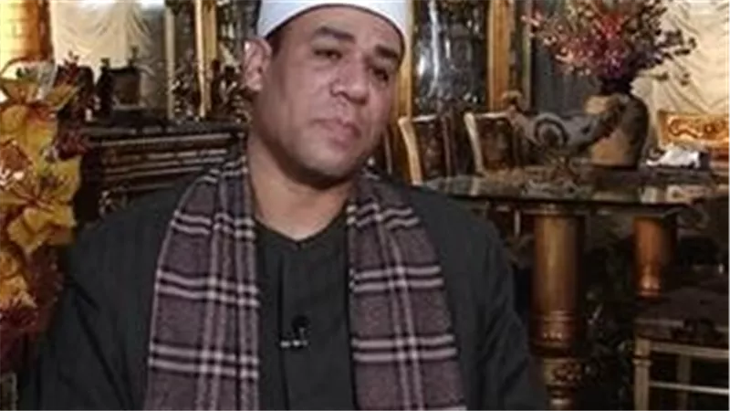 أخطأ في تلاوة قرآن الفجر فأحالته النقابة للتحقيق.. القصة الكاملة لوقف الشيخ محمد علي الطاروطي من الإذاعة | شاهد