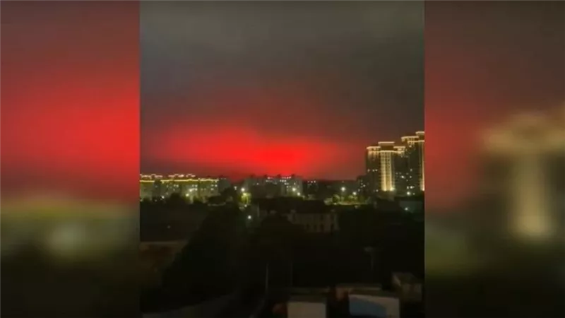 مشهد مرعب.. السماء تتلون بالأحمر وتثير الذعر في مدينة صينية | فيديو