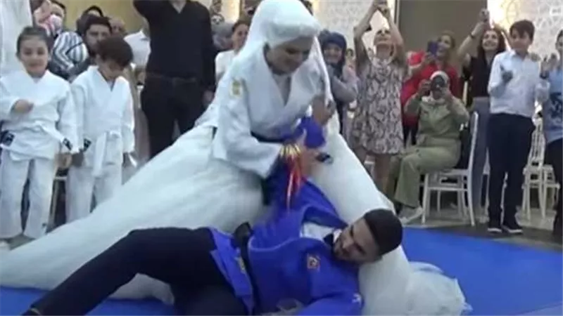 بيلعبوا جودو..عروس تطرح عريسها أرضا أمام المعازيم ليلة زفافهما | فيديو