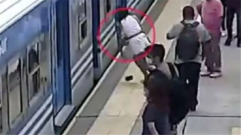لقطات مروعة.. سيدة تنجو من الموت بأعجوبة بعد سقوطها أسفل قطار المترو | فيديو