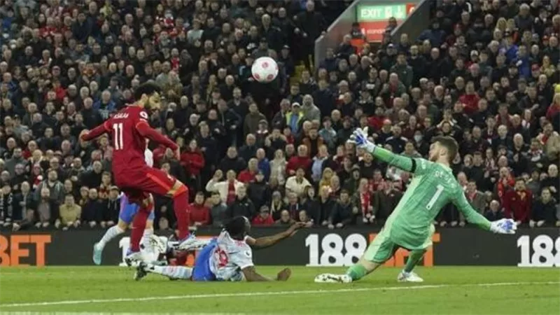 بعد أزمة تصريحاته..محمد صلاح يكشف حقيقة سخريته من مدافعي مانشستر يونايتد | فيديو