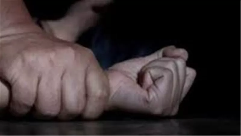مارس الرذيلة مع 900 امرأة.. تفاصيل سقوط دجال يدعي العلاج بالمعاشرة | فيديو