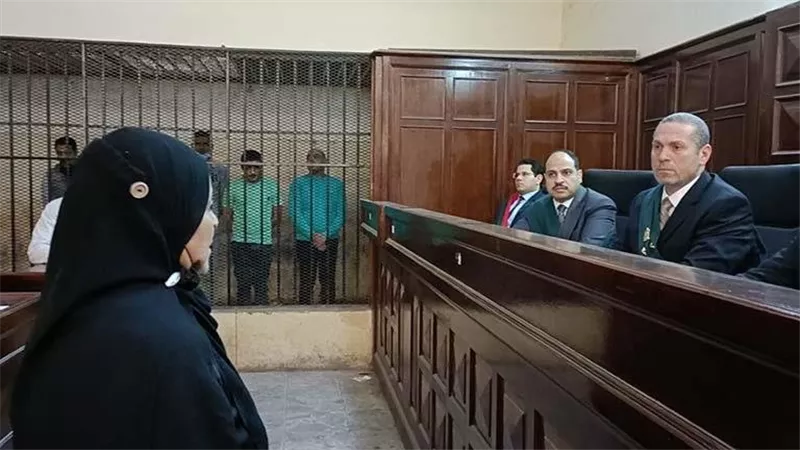 دموع الأم تُنقذ الابن من السجن.. براءة المتهم بسرقة والدته تحت تهديد السلاح في الغربية