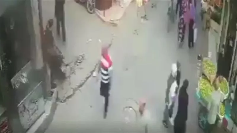 لقطات صادمة..لحظة دهس موتوسيكل للمارة قبل الإفطار بدمياط | فيديو 
