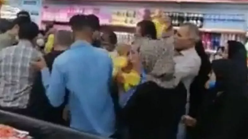 مشاهد صادمة.. اقتحام ونهب للمحال في إيران بحثا عن الطعام | فيديو