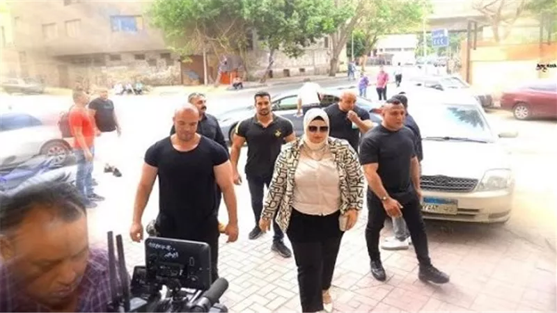 المحاضرة بربع مليون جنيه.. حكاية الأستاذة أسماء معلمة الأحياء والجاردات | شاهد