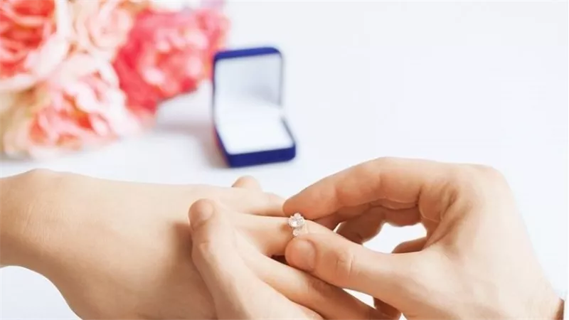 أخد شبكتي غضب عني ومن ورايا وباعها..الإفتاء ترد على سيدة تستغيث من زوجها