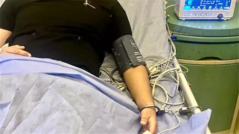 اتهموه بالتحرش..القصة الكاملة لواقعة الاعتداء على طبيب داخل مستشفى ووضع القيود في يده