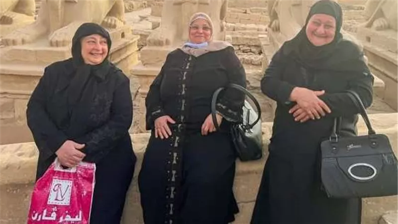 فوتوسيشن الصحاب.. طالب يوثق لحظات العفوية للصديقات الثلاثة بالكرنك | شاهد