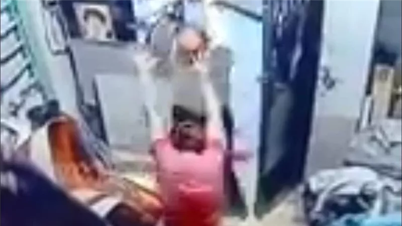 لازم يتحاكم ويبقى عبرة.. تفاصيل صادمة في اعتداء شخص بوحشية على زوجته | فيديو