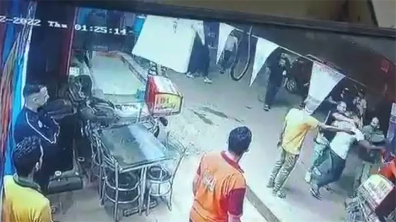  ادعاء تحرش وشروع في قتل.. فيديو صادم للحظة الاعتداء على صاحب محل في المطرية | شاهد
