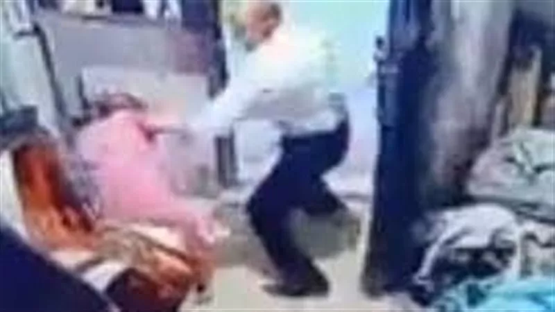 كان يتحرش ببناته..أقوال صادمة لضحية فيديو الضرب بشومة في الشرابية