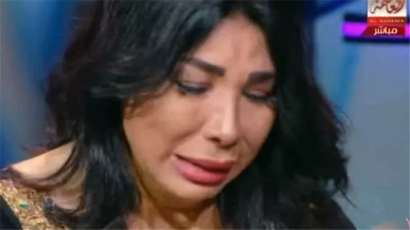 عمره ما اتكلم في عرض فنان.. انهيار غادة ابراهيم في جنازة سمير صبري | فيديو