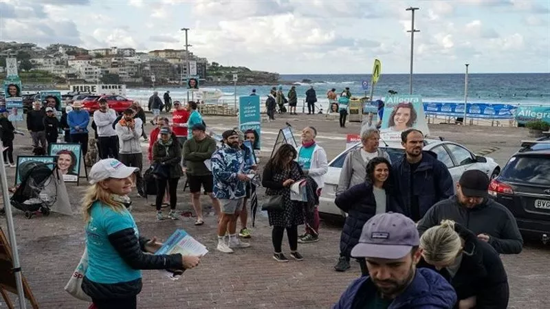بالمايوهات.. هكذا بدأ الأستراليون التصويت في الانتخابات العامة | شاهد