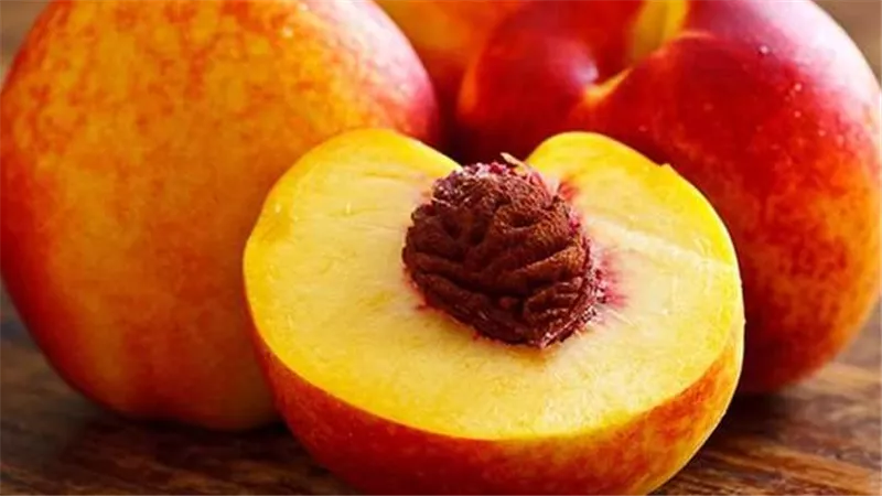 رئيس التغيرات المناخية يُجيب..هل الخوخ في الأسواق مسرطن وغير آمن؟
