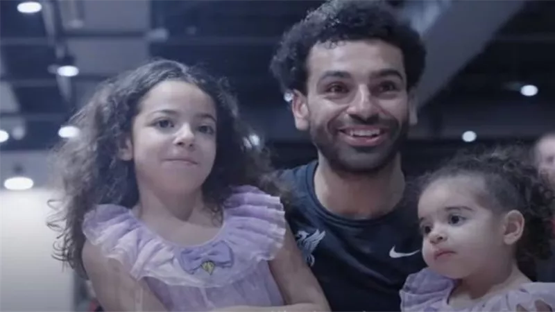 كيان كبرت ولابسة زي مكة.. أحدث ظهور لابنتي محمد صلاح معه | فيديو