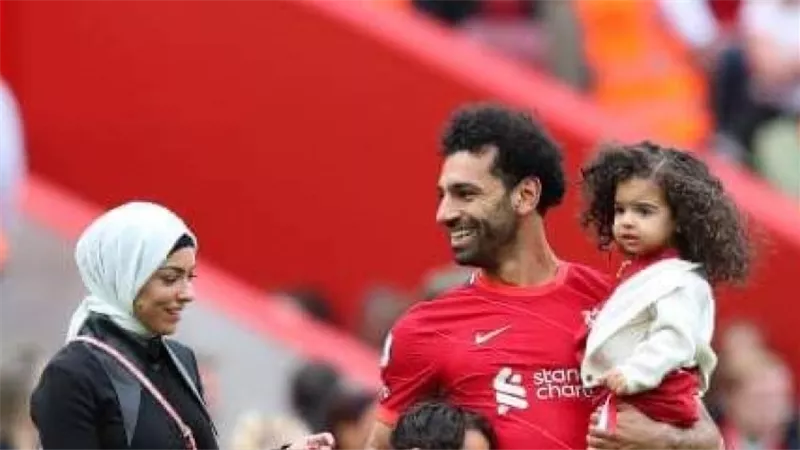 عائلة الفرعون.. ظهور مميز لبنات محمد صلاح وزوجته على «أنفيلد» في ختام البريميرليج | شاهد