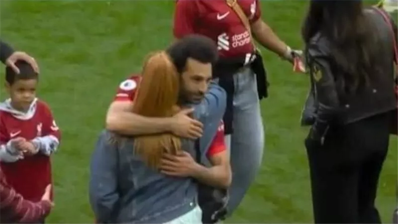 لقطات تثير الجدل.. من هي الفتاة التي احتضنها محمد صلاح بعد ختام الدوري الإنجليزي؟ | فيديو