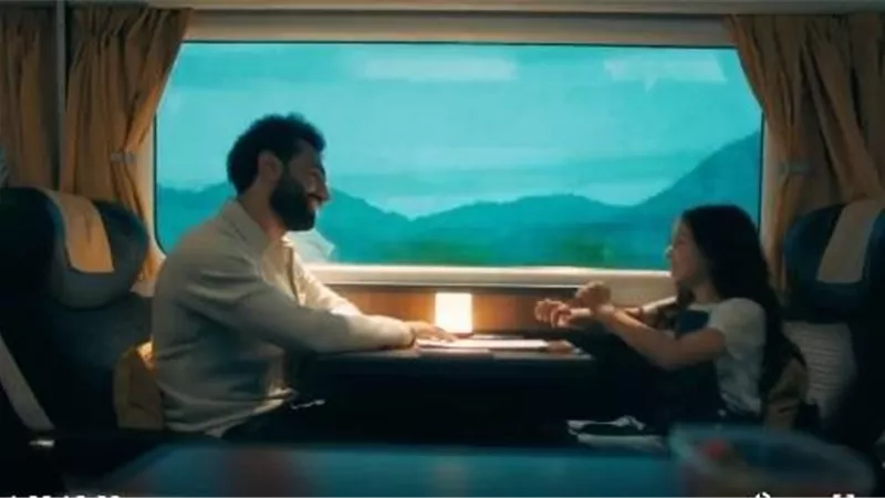 حكاية وفكرة ورسالة.. محمد صلاح يشعل السوشيال ميديا بـ١٢٠ ثانية مع طفلة داخل قطار | شاهد