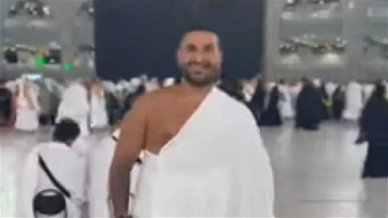 بعد نشر صورته أمام الكعبة.. أستاذ بجامعة الأزهر: وشم أحمد سعد كبيرة من الكبائر