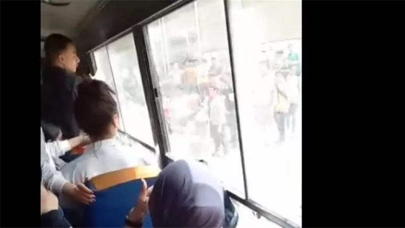 هنعمل فيكم كده تاني.. شاهد لحظة تحرش طلاب مدرسة بالجيزة بطالبات اللغات | فيديو
