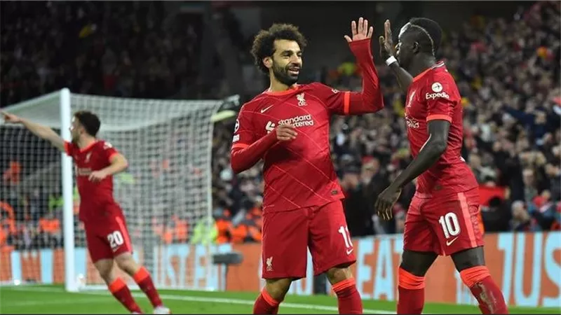 خطوة مفاجئة.. ليفربول يرد على قنبلة ماني وغموض محمد صلاح بقرار جديد
