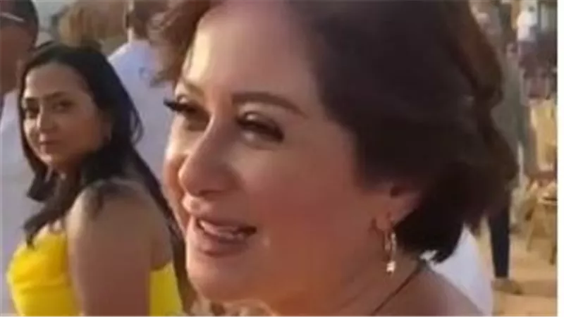 بشويش عليا..مي نور الشريف تخطف الأنظار بـ وصلة رقص على البحر مع دنيا عبد العزيز | فيديو