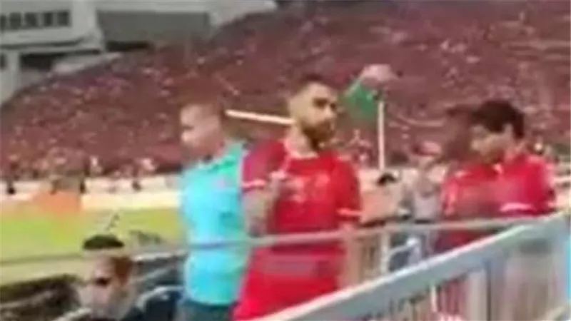 لقطات تثير الجدل.. عمرو السولية يرمي ميدالية نهائي دوري الأبطال على الأرض بعد تسلمها | فيديو