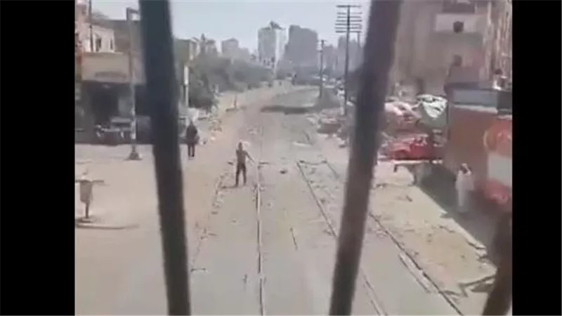 السكك الحديدية تتوعد.. القصة الكاملة لفيديو وقوف شخص أمام القطار بصدره | شاهد