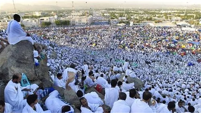 البحوث الفلكية يكشف موعد وقفة عرفات وأول أيام عيد الأضحى