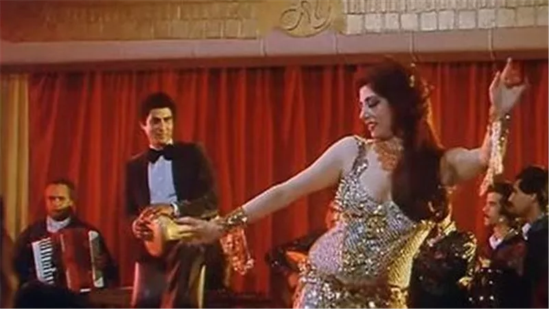 إيه رأيكم؟.. نبيلة عبيد ترقص على أغنية أحمد حلمي 