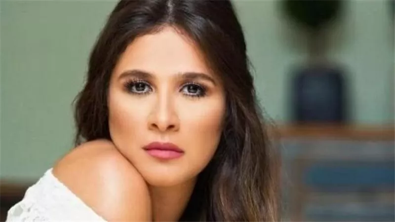 رسالة قاسية لأخيها وإلغاء متابعة أحمد العوضي.. ماذا حدث مع ياسمين عبدالعزيز؟ | شاهد