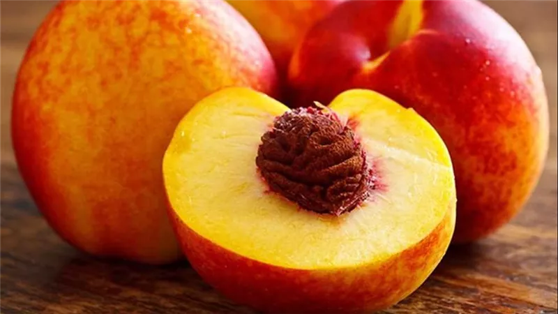 مستشار وزير الزراعة يكشف الحقيقة.. هل يسبب الخوخ التسمم؟
