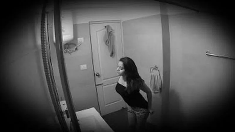 ثبَّت الموبايل على وضعية الفيديو.. تفاصيل مثيرة في ضبط عامل صوَّر السيدات في مرحاض مطعم بالساحل
