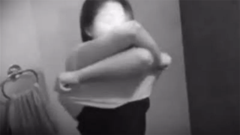 وضع الهاتف في مكان غير متوقع..تفاصيل مثيرة في ضبط عامل لتصويره السيدات داخل بروفة محل شهير