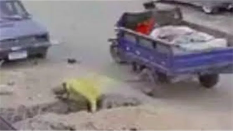 حاولوا يفكوها فانفجرت.. لحظة سرقة ماسورة مياه بعين شمس | فيديو