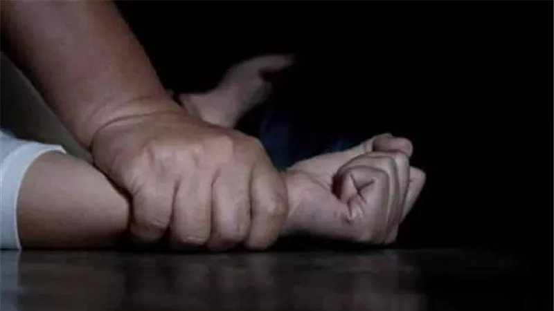 أوهمها بحبه وأقام معها علاقة جنسية.. قرار جديد من المحكمة بشأن المتهم بهتك عرض طفلة في حلوان