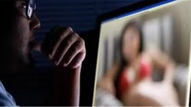 هددها بالتشهير بسمعتها.. ضبط المتهم بابتزاز سيدة عبر «فيس بوك» بصور خاصة