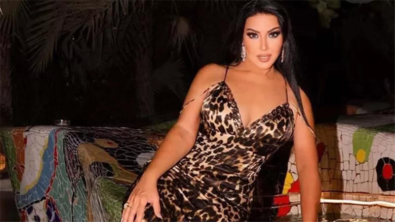 تأكل صباع الروج.. سمية الخشاب تصدم متابعيها على انستجرام | شاهد