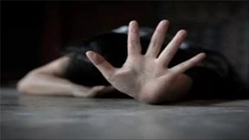 هددها وحاول هتك عرضها.. والد الطفلة ضحية التحرش على يد محفظ قرآن بالمنصورة يكشف تفاصيل صادمة