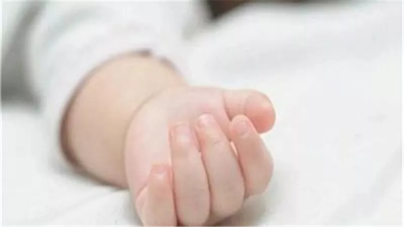 حبس 4 متهمين والبرلمان يتحرك.. تفاصيل صادمة في وفاة طفل خنقًا داخل حضانة الإسكندرية