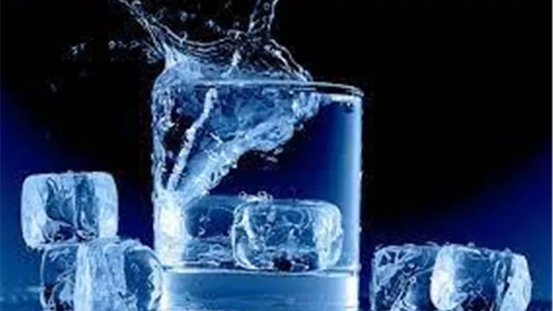احذر 7 أضرار.. ماذا يحدث لجسمك عند شرب الماء المثلج في الصيف؟
